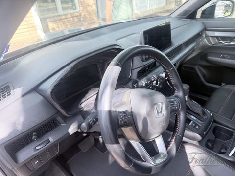 Dashboard and steering wheel of a Honda CR-V after cleaning