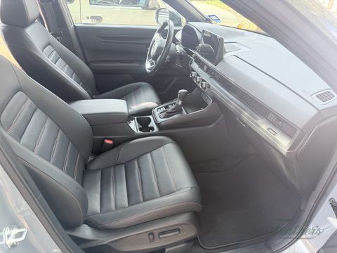Dashboard and console of a Honda CR-V after cleaning